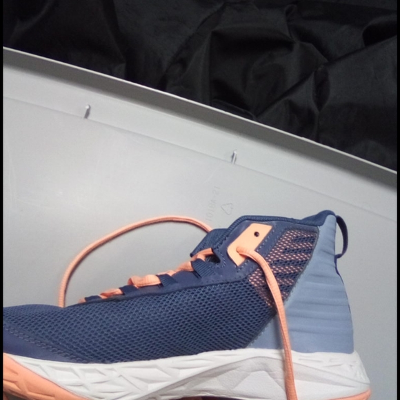 I am selling under armour basketball shoes - Picture 2 of 4